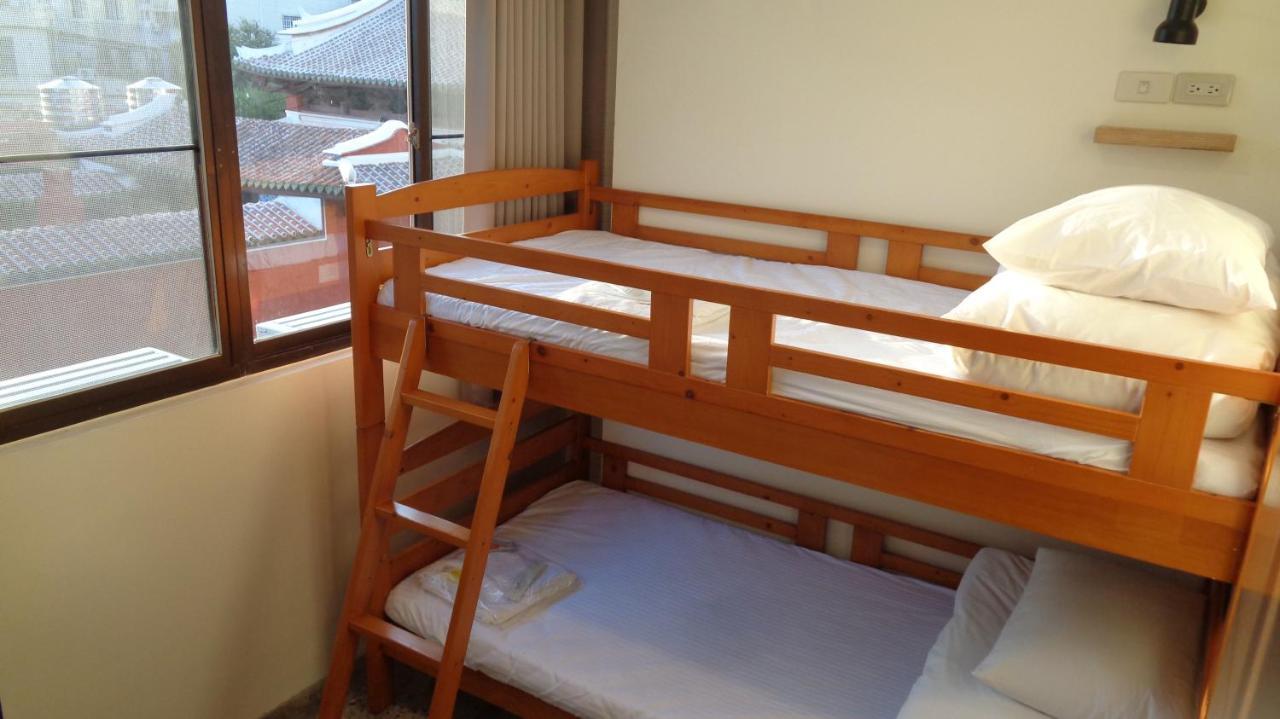 Temple Side Hostel Tainan Extérieur photo